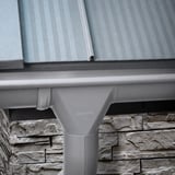 Stahl Dachrinne in Graualuminium mit Niagara Logo, montiert unter einem Dach mit Blechverkleidung