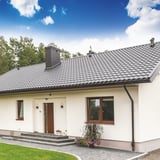 Stahl Dachrinnen Sparpaket Anthrazitgrau an einem weissen Einfamilienhaus, Gesamtansicht