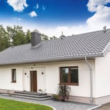 Stahl Dachrinnen Sparpaket in Weißaluminium (RAL 9006) an einem Einfamilienhaus montiert, Gesamtansicht