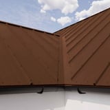 Detailansicht eines Daches mit nussbraunem Stehfalzblech 33/500-LR und Dachrinne