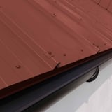 Stehfalzblech 33/500-LR rotbraun, Detail der Befestigung mit Schrauben und Dachrinne