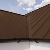 Detailansicht eines Daches aus Stehfalzblech 33/500-LR Sepiabraun, 0,40 mm Stahl, mit Dachrinne