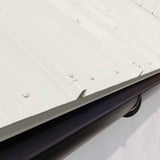Stehfalzblech 33/500-LR in Grauweiß RAL 9002, Detailansicht der Dachverlegung mit Dachrinne