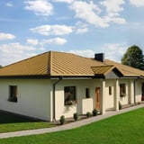 Modernes Bungalow mit sandgelbem Stehfalzblechdach PD-510-S Flach und gruener Rasenflaeche