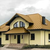 Haus mit sandgelbem Stehfalzblechdach PD-510-S Flach, mit Erker und dunklen Fensterrahmen