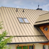 Stehfalzblech PD-510-S Flach Hellelfenbein auf einem Hausdach mit Dachfenstern, Detailansicht