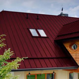 Dach aus Stehfalzblech PD-510-S Flach Weinrot RAL 3005, Detailansicht mit zwei Dachfenstern