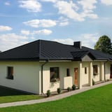 Einfamilienhaus mit anthrazitgrauem Stehfalzblech PD-510-S und Gartenweg