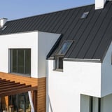 Modernes Wohnhaus mit anthrazitgrauem Stehfalzblech PD-510-S und Dachfenstern