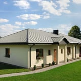 Stehfalzblech PD-510-S Flach, Grauweiß RAL 9002, auf einem Bungalowdach