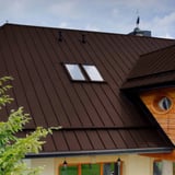 Stehfalzblech PD-510-S Mikro Schokoladenbraun auf einem Wohnhaus, Nahaufnahme des Daches