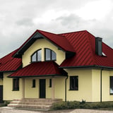 Stehfalzblech PD-510-S Mikro kirschrot auf einem Wohnhaus mit Gauben, Verlegung am Dach