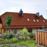 Haus mit ziegelrotem Stehfalzblechdach PD-510-S Mikro, mit Dachfenstern und Schornstein