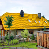Grosses Wohnhaus mit Stehfalzblechdach PD-510-S Mikro Rapsgelb und Gartenanlage