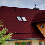Nahaufnahme eines Daches aus weinrotem Stehfalzblech PD-510-S Mikro