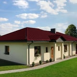 Einfamilienhaus mit Dach aus weinrotem Stehfalzblech PD-510-S Mikro