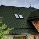 Stehfalzblech PD-510-S Mikro Chromoxidgrün, Detailansicht des Daches mit zwei Dachfenstern