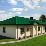 Stehfalzblech PD-510-S Mikro Minzgrün auf einem Bungalowdach mit Dachrinne
