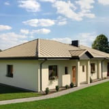 Stehfalzblech PD-510-S Mikro Hellelfenbein RAL 1015 auf einem Bungalowdach