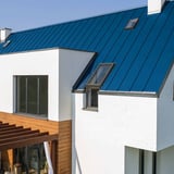 Stehfalzblech PD-510-S Mikro Enzianblau RAL 5010 auf einem modernen Wohnhaus