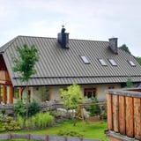 Haus mit Dach aus Stehfalzblech PD-510-S Mikro Weißaluminium, 0,50 mm Stahl, mit Gaube