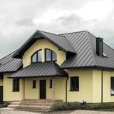 Haus mit Dach aus Stehfalzblech PD-510-S Mikro Weißaluminium, 0,50 mm Stahl, mit dunklen Akzenten