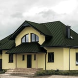 Hausdach mit Stehfalzblech PD-510-S in Chromoxidgrün, Verlegung auf einem modernen Haus