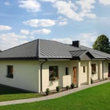 Stehfalzblech PD-510-S Weißaluminium auf dem Dach eines Bungalows