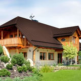 Stehfalzblech PD-510-S schokoladenbraun auf einem Wohnhaus mit Holzfassade