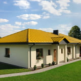 Stehfalzblech PD-510-S Rapsgelb auf einem Bungalow mit schwarzer Dachrinne