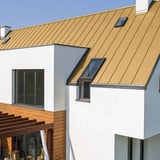 Stehfalzblech PD-510-S Sandgelb auf einem modernen Wohnhaus mit Dachfenstern