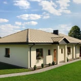 Einfamilienhaus mit Stehfalzblech PD-510-S Hellelfenbein, 0,50 mm Stahl