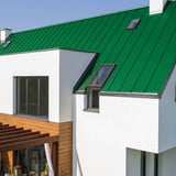 Modernes Haus mit Stehfalzblech PD-510-S Trapez Minzgrün, 0,50 mm Stahl, weisse Fassade