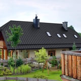 Stehfalzblech PD-510-S Trapez Graphitgrau auf einem Wohnhaus mit Holzfassade