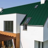 Stehfalzblech PD-510-S Trapez, gruen, 0,50 mm Mattpolyester, auf einem Wohnhaus verlegt