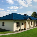 Einfamilienhaus mit Dach aus Stehfalzblech PD-510-S Trapez Enzianblau RAL 5010