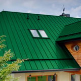 Dach aus Stehfalzblech PD-510-S Trapez Minzgrün, mit zwei Dachfenstern und Holzverkleidung