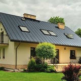 Stehfalzblech PD-510-S Trapez Fehgrau auf einem Wohnhaus mit Garten