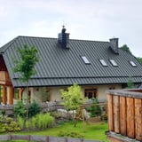 Stehfalzblech PD-510-S Trapez Fehgrau auf einem Landhaus mit Gauben