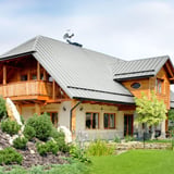 Stehfalzblech PD-510-S Trapez Lichtgrau RAL 7035, 0,50 mm, verlegt auf einem modernen Wohnhaus