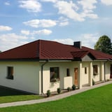 Stehfalzblech PD-510-S Trapez rotbraun, 0,50 mm, auf einem Bungalow verlegt, mit Gartenweg
