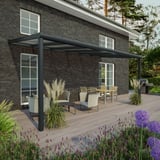 Terrassenüberdachung in RAL 7016 an Hauswand montiert, mit Gartenmöbeln auf Holzterrasse