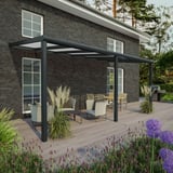 Terrassenüberdachung RAL 7016 mit Polycarbonatdach 16 mm an einem Haus mit Ziegelwand