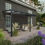 Terrassenüberdachung RAL 7016 mit 16 mm Polycarbonatdach an einem Haus mit dunkler Ziegelfassade