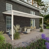 Terrassenüberdachung 16 mm, RAL 9001, an einem Haus mit dunkler Ziegelwand, mit Sitzgruppe