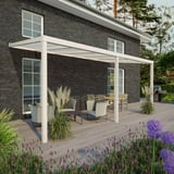 Terrassenüberdachung RAL 9001 mit 16 mm Polycarbonatdach, montiert an einem Haus mit dunkler Ziegelwand
