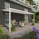 Terrassenüberdachung 16 mm, RAL 9001, an einem Haus mit dunkler Ziegelwand, Gesamtansicht