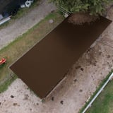 Trapezblech 20/1100 Sepiabraun als Dacheindeckung auf einem länglichen Gebäude, Draufsicht