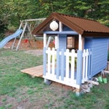 Trapezblech 20/1100 Nussbraun auf einem Kinderspielhaus, Dach verlegt, seitliche Ansicht