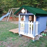 Trapezblech 20/1100 moosgrün auf einem Kinderspielhaus, Verlegung am Dach